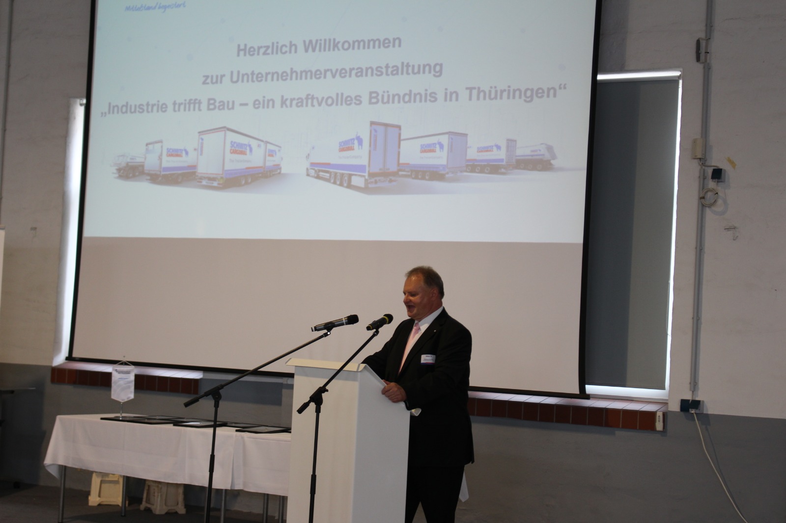 Matthias Anschütz vom Landesforum Thüringen hält einen Vortrag
