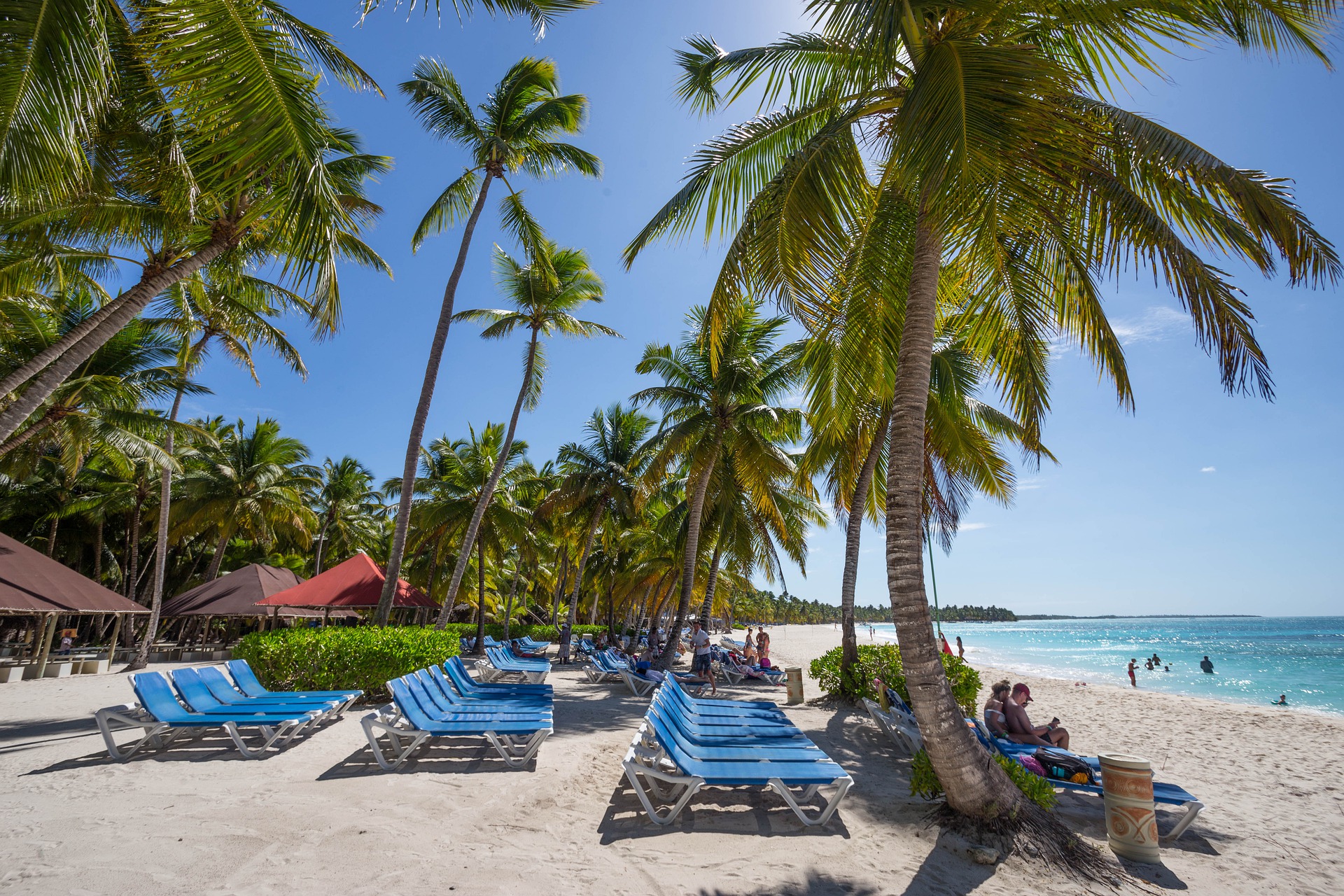Strand mit Sonnenliegen in der dominikanischen Republik
