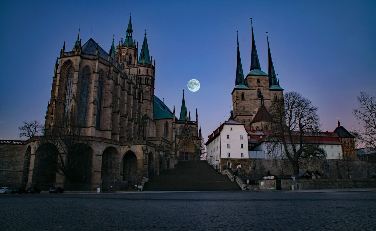 Dom Kirche Erfurt nachts mit Mond