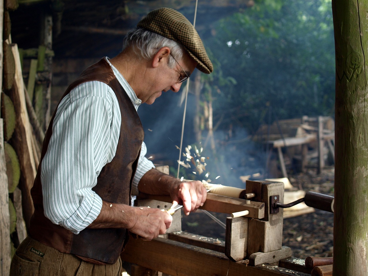 Drechsler Handwerker an Drechselbank