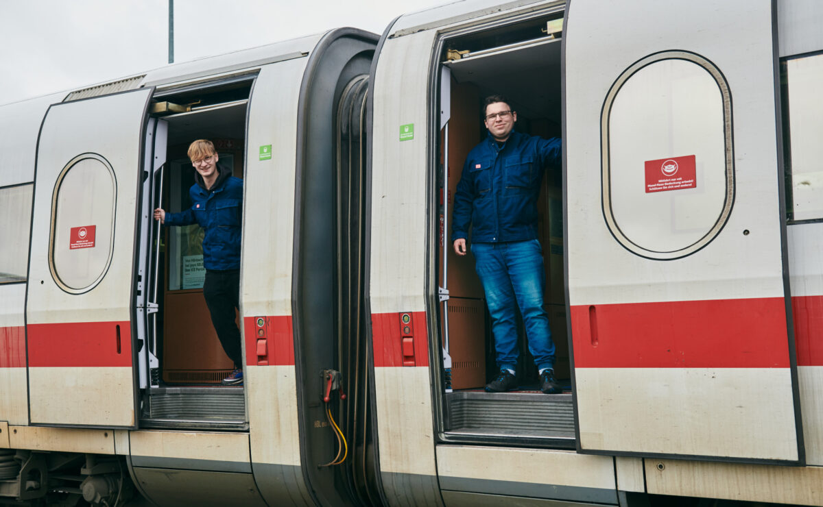 Azubis von der LEAG stehen in einem Zug der deutschen Bahn
